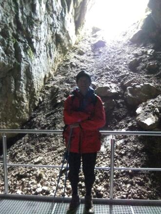 Dieter vor natürlichem Höhleneingang