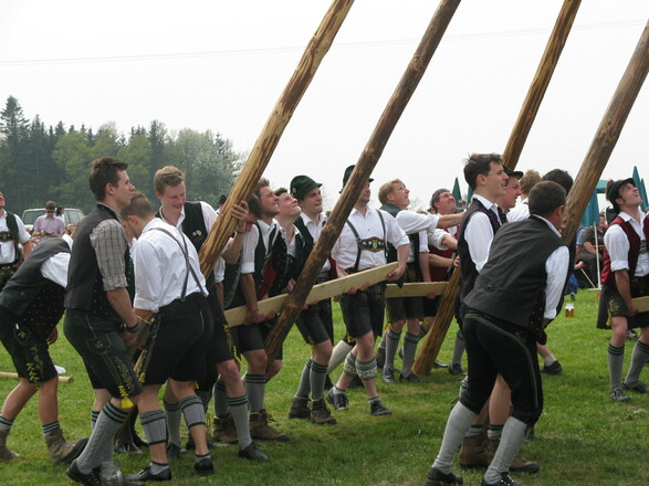 Dabei ist voller Krafteinsatz der Burschen notwendig