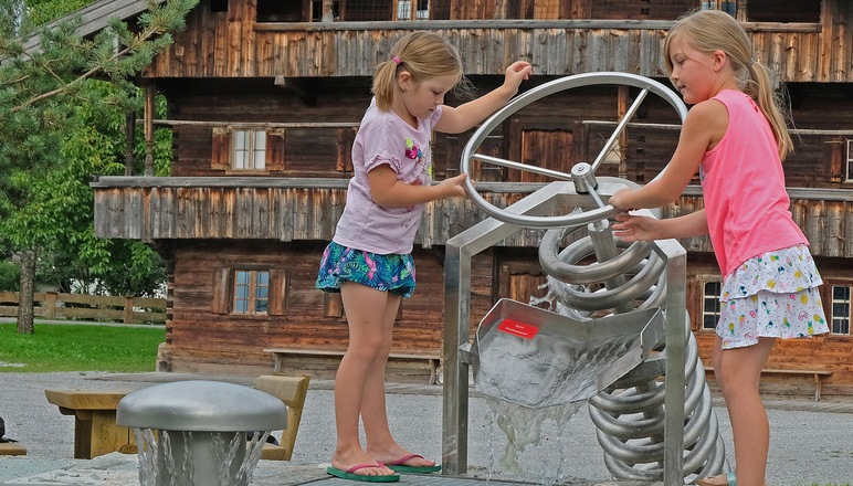 Lernmodul Wasserkraft - Wasserspieleplatz am Museum Blaahaus Kiefersfelden