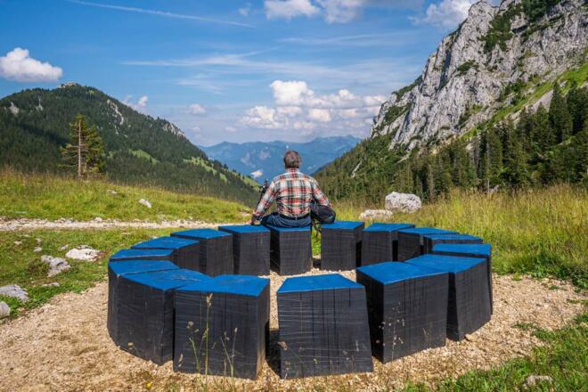 Ruhepause und Sitzgruppe - &quot;Dolina&quot; bei der ReindleralmWendelsteinstreifzüge Künstlerweg