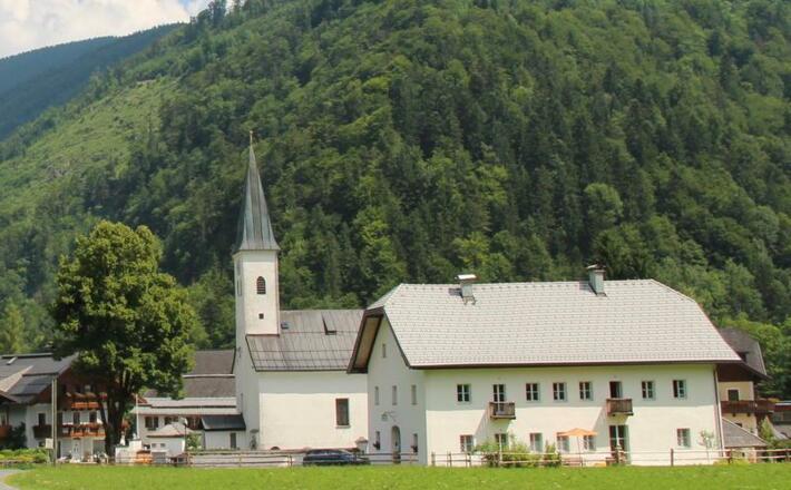 Pfarrkirche Hintersee mit dem Pfarrhof