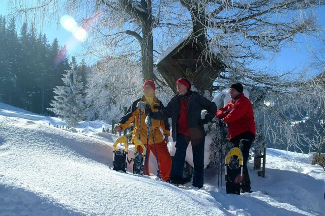 Kurze Rast beim Schneeschuhwandern