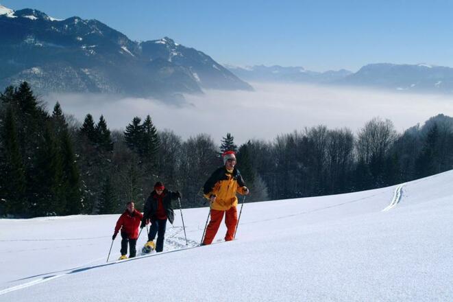 Schneeschuhwandern durch die Winterlandschaft