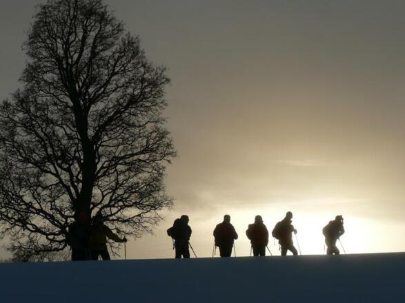 Aufstieg auf einen Gipfel mit Schneeschuhen