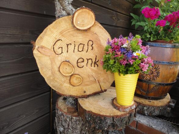 Willkommensgruß vor der Rettenegghütte