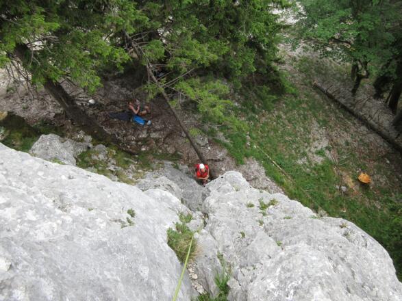 Blick nach den ersten Klettermetern zurück auf den Einstieg