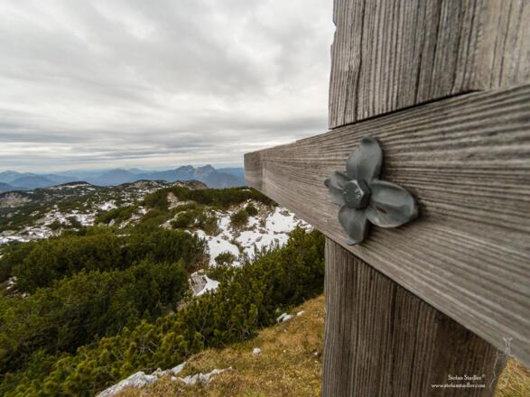 Eine schöne Rosette ziert das Gipfelkreuz.