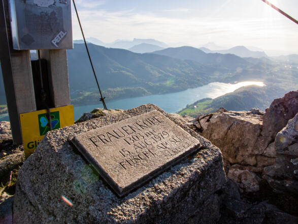 Sockel am Gipfel mit schöner Tafel.