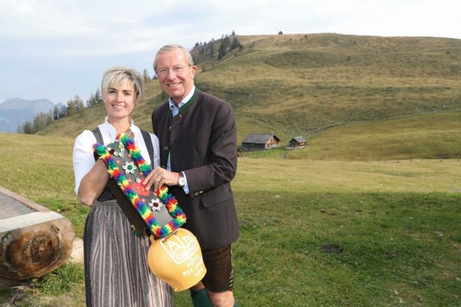 Andrea Sams und LH Haslauer mit Glocke