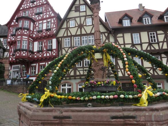 Osterbrunnen vor Fachwerk