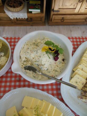 Verwendung von Kräutern in jeglicher Form - Rosenbutter