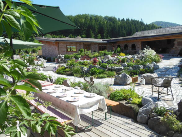 Gemütliches Beisammensitzen im Kräutergarten am Oberhinteregghof