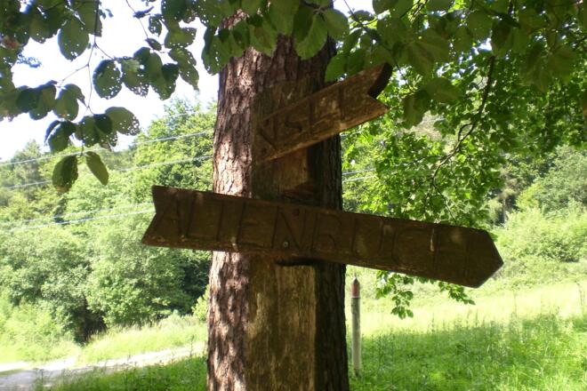 Wegweiser an Kreuzung mit Eselsweg