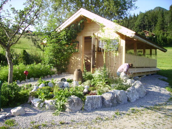 Imkerhäuschen direkt neben dem Kräutergarten