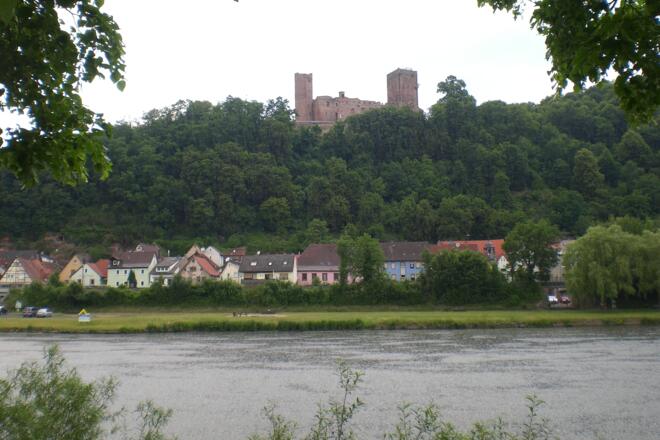 Blick auf die Henneburg und Stadtprozelten
