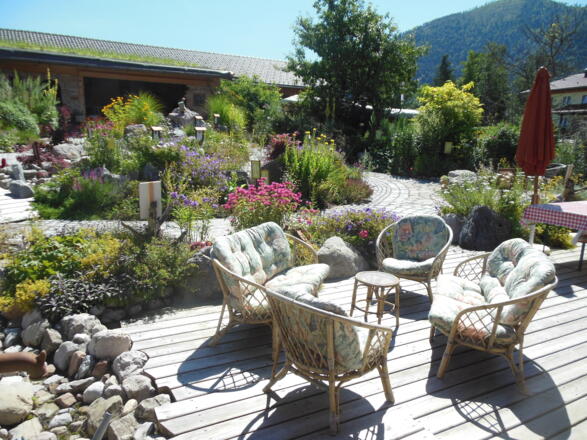 Auf der Sonnenterrasse gemütlich den Kräutergarten bestaunen