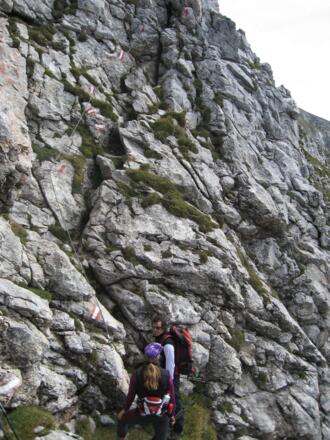 Drahtseilversicherte Kletterstelle (II.) zwischen Tagweide und Hochkarfelderköpfe
