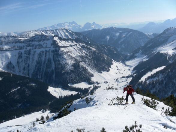 am Gipfelrücken über dem Ackersbachtal mit Dachsteinblick