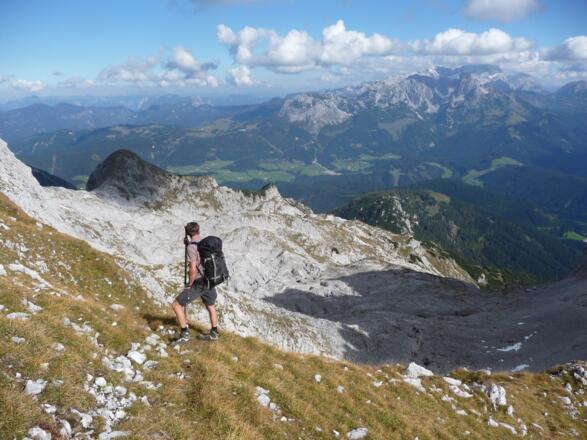 Blick zurück, links vorne der Sonntagskogel, rechts im Hintergrund das Dachsteinmassiv