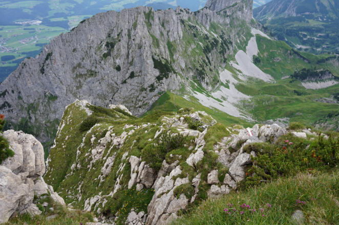 Blick hinunter auf First und Schallwand mit dem Großen Traunstein 