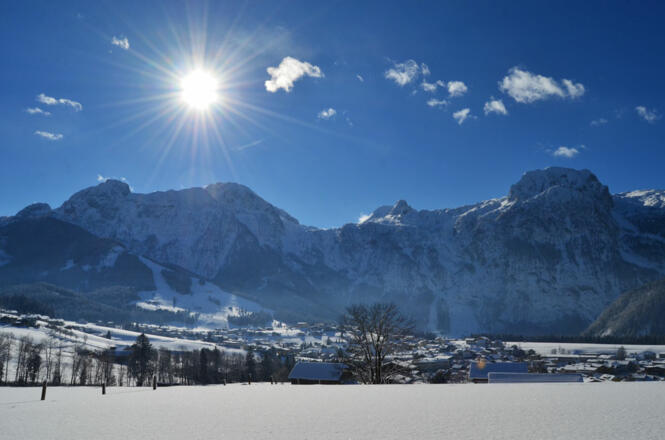 Blick über Abtenau auf das Tennengebirge