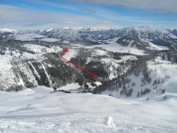 600 Höhenmeter hindernisfreie Hänge warten bei der Abfahrt - rot der Rückweg zur Postalm