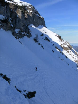 kritische Querung unter den Felsen