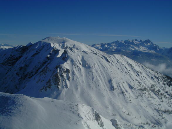 Aussicht vom Gipfel: Vorne das Gamsfeld, rechts der Dachstein