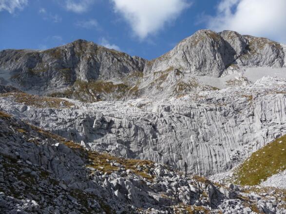 Auf dem Weg Richtung Riffl der Blick auf die Hochkarfelderköpfe