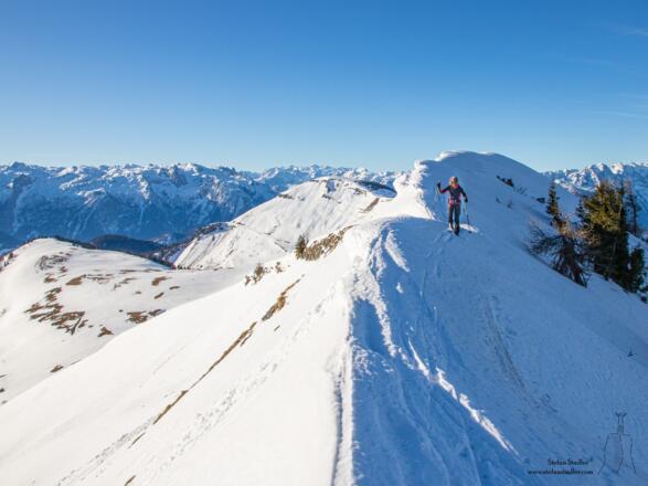 Auf dem Weg vom Hohen First zum Dürlstein gibt es oft größere Wechten als auf diesem Bild.