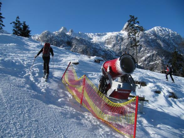 Zuerst neben den Pisten ansteigen