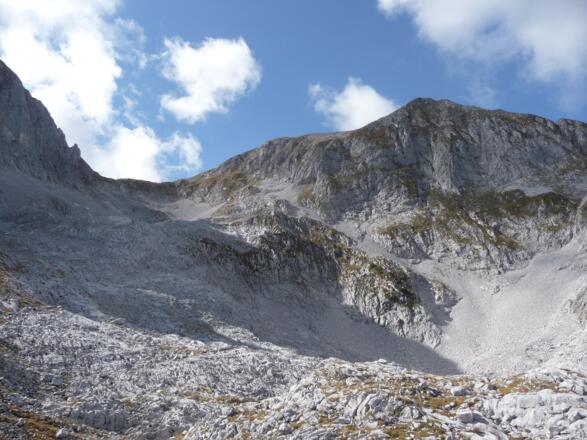 Im oberen Schuttkar der Riffl geht`s auf den Sattel zwischen den Hochkarfelderköpfen