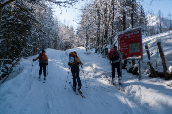 LVS-Checkpoint am Beginn der Tour kurz nach dem Parkplatz