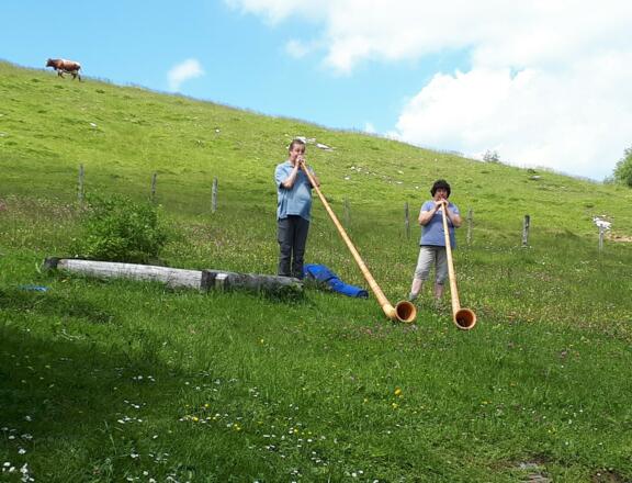 Almsommer mit Alphornbläsern
