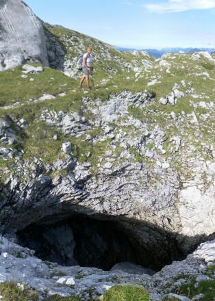 gefährliche Dolinen und Höhleneingänge in Wegnähe