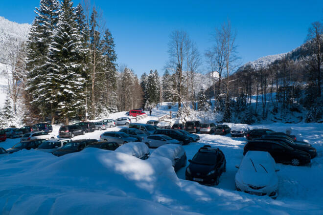 Großer und gebührenfreier Parkplatz am Talende bei Lämmerbach