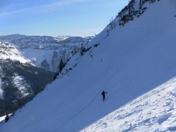 aufsteilender Osthang, großes Radl im Hintergrund