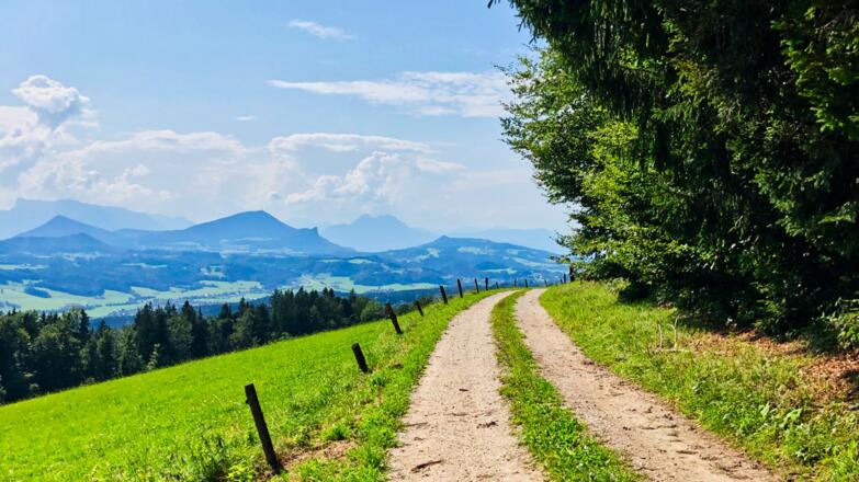 Blick Richtung Salzburg mit Gaisberg, Staufen und Untersberg