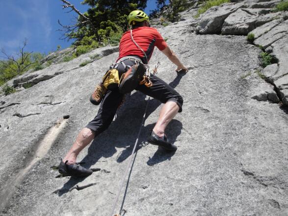 Die Schlussseillänge beginnt mit einer kurzen Platte.