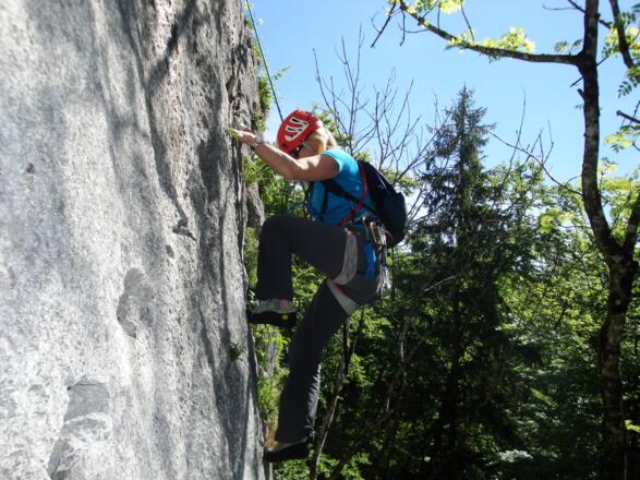 Eine kurze Querung in der ersten Seillänge gehört zu den schwierigsten Stellen der Route.