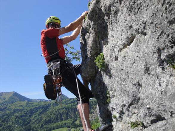 Die dritte Seillänge beginnt mit einer kurzen senkrechten aber gutgriffigen Wandstelle.