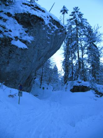 Hier an diesem großen Stein gehts los