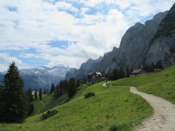 Gablonzer Hütte mit Dachstein und Gosauer Kamm