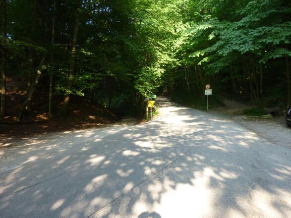 links vom Wegweiser geht´s zum Parkplatz