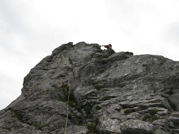 auf der zweiten Seillänge nach rechts auf den luftigen Grat