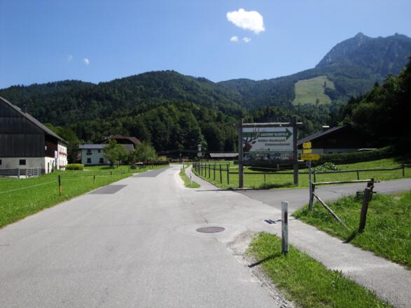 Hier beginnt die Auffahrt zum Gasthof.