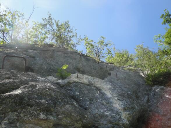 Etwas weit sind in Bildmitte Trittstift und Seil für Kinder entfernt.