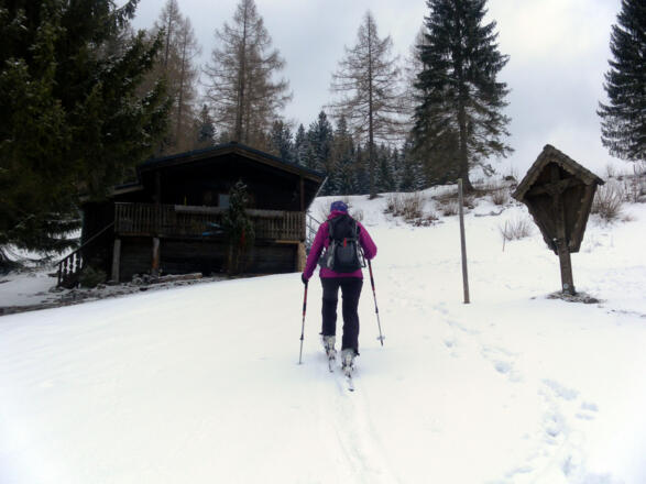 Forsthaus mit Marterl über dem Schmittenstüberl.