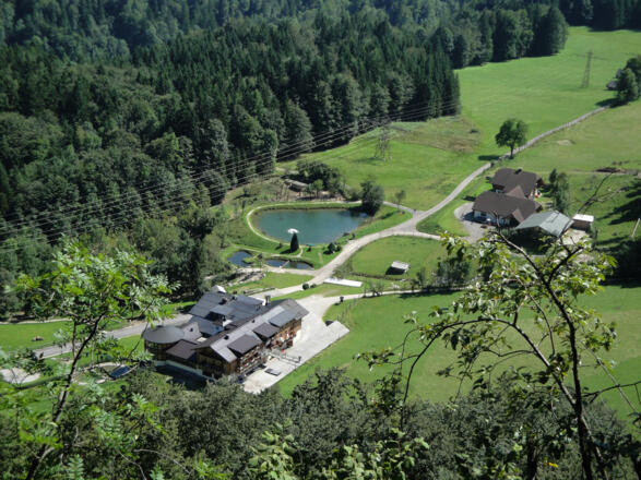 Beim Ausstieg hat man einen schönen Blick auf den Gasthof und die Wildgehege.