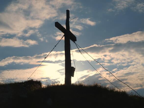 Rinnkogelkreuz 1823m im Gegenlicht